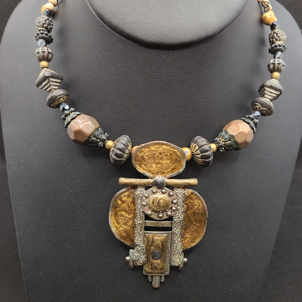 Artistic motif self-closing necklace